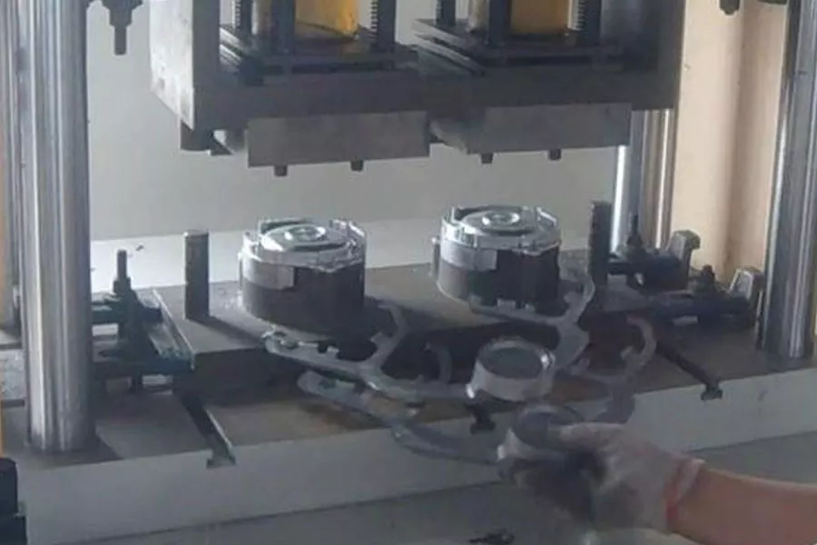 Ensuring the quality of die-casting aluminum alloy smelting is the most important step in die-casting production. This article combines the company’s specific conditions to briefly introduce the slag and gas generated during the smelting process of die-cast aluminum alloy ADC12. At the same time, it also proposes the slag removal and refining process. Some specific technological processes.
