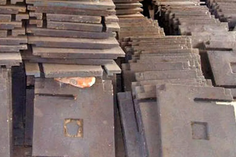 Casting cleaning is one of the necessary production processes for any foundry. In addition to the type of casting such as size, shape, weight, production speed, capacity requirements, etc., which will affect the choice of shot blasting machine, there are other considerations. Various molding process lines produce thousands of casting types and structures, and there are a variety of cooling and sand falling methods that match.