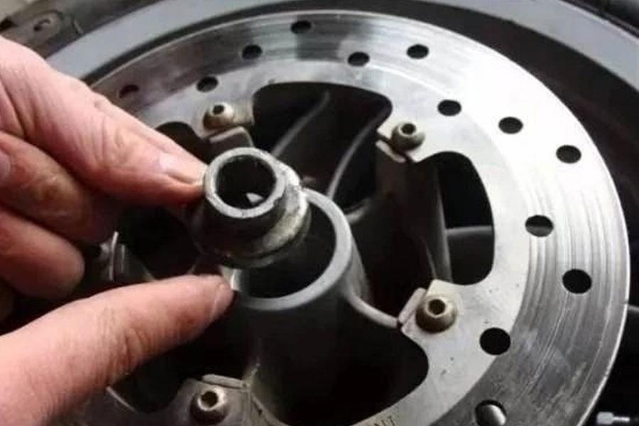 铸造车轮时产生冷热裂纹的原因